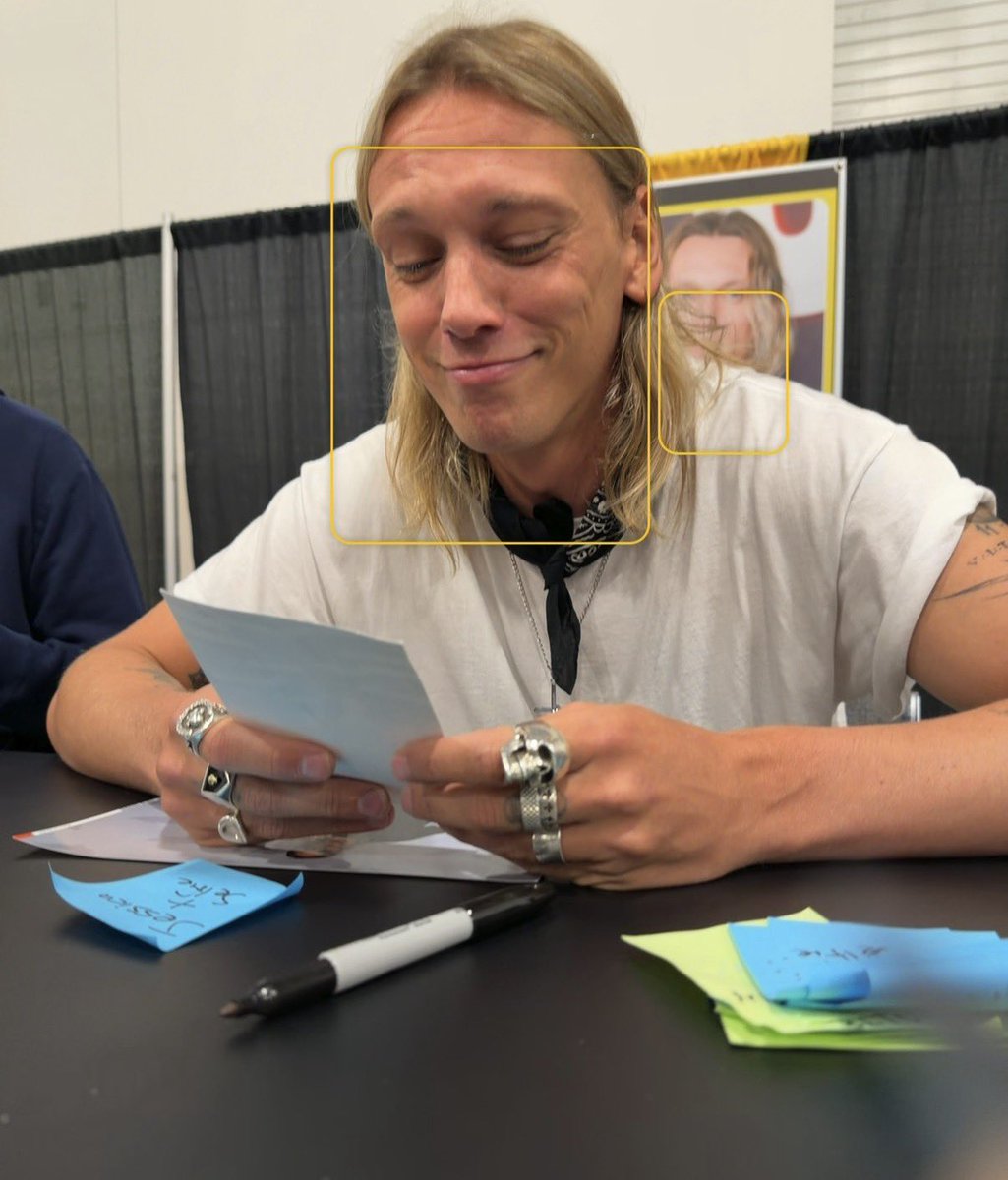 bowerjamiebr's tweet photo. Jamie na mesa de autógrafos da Lexington Comic and Toy Convention, que está acontecendo no Kentucky, nos Estados Unidos. 

cr: @Jess12p 📸 https://t.co/aFtHU46YVK