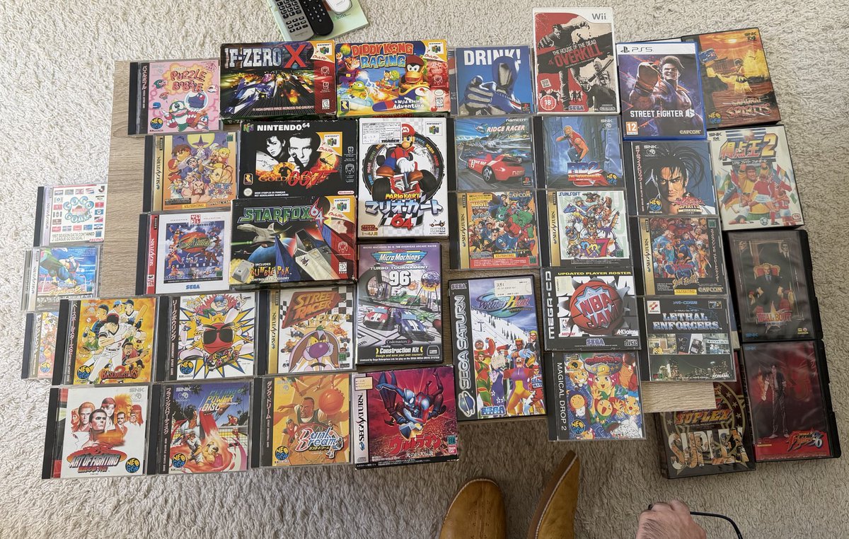 RetroBonheur's tweet photo. Session gaming avec des membres de @_LevelMAX aujourd’hui, on devait choisir chacun 4 jeux écrits sur des bouts de papier en espérant qu’ils seraient tirés au sort, et vous, vous auriez choisi quoi? 
Ps : les chaussons de @WellcooK_Sac ne sont pas sélectionnables 😄 https://t.co/MfQsZBqoja