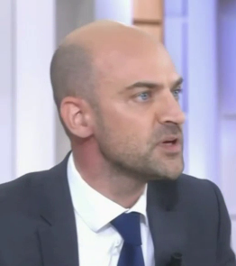 FredGaulois's tweet photo. Je n'arrive toujours pas à me dire que ce type au regard qui transpire la haine est le chef de la démocratie française @jnbarrot. Ce type est un véritable désastre à l'image de toute la macronie! https://t.co/9oYDEOzd60