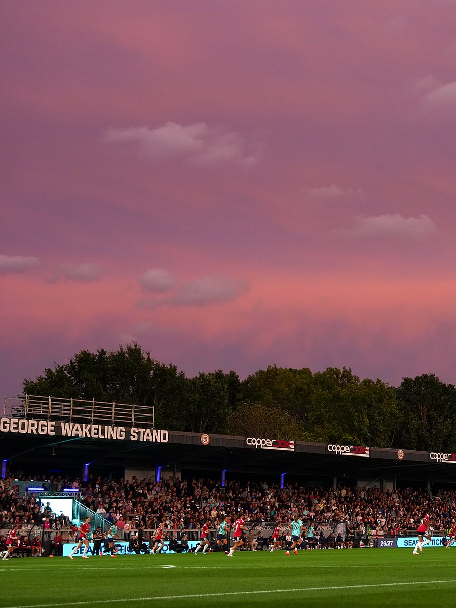 mundopelotanet's tweet photo. 🦁🩵🏴󠁧󠁢󠁥󠁮󠁧󠁿 Michele Kang sobre el SOLD-OUT en el Copperjax Community Stadium para el debut del London City Lionesses en la #BarclaysWSL 2026/2027:

"Esto demuestra que la demanda no es el mayor problema (en el fútbol femenino). Si invertimos, la gente vendrá. Yo espero que alguien aparezca y rompa nuestro récord de inversión. De eso se trata.

El punto es exactamente ese: si pones lo mejor en el campo, los mejores entrenadores, las mejores infraestructuras y tratas a los aficionados como se lo merecen, ellos vendrán.

No es solo competir por competir, hay que ofrecer el mejor producto posible. El Arsenal, por ejemplo, también es prueba de ello. No estamos solos".

Vía @SkySportsWSL