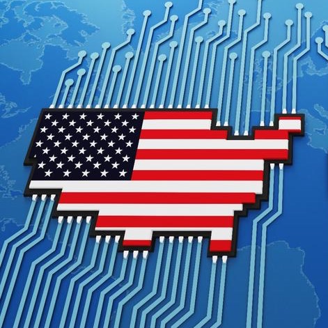 The_Blockk_'s tweet photo. Scott Bessent, Segretario al Tesoro degli Stati Uniti, ha parlato ad Asheville, durante la riunione ufficiale dei Ministri delle Finanze e dei Governatori delle Banche Centrali del G20, dello stato attuale degli USA nell’AI, citando la Cina e il “terribile” lavoro svolto dalle aziende del settore. 🇺🇸

Bessent ha dichiarato che l’industria AI ha fatto un pessimo lavoro nel comunicare con il pubblico americano, definendosi “sorda” nei confronti della comunità.

Il Segretario si riferisce alla reazione popolare contro i data center, sostenendo che l’industria avrebbe dovuto spiegare meglio i benefici a lungo termine di queste infrastrutture, mentre alcune «voci esterne» inizialmente favorevoli stanno ora opponendosi agli sforzi per limitarne la costruzione.

Bessent ha ribadito che gli Stati Uniti sono avanti nello sviluppo dell’AI, ma che la Cina è “proprio dietro di noi”.

«Se ci superano, qualsiasi cosa facciamo non avrà più importanza.»

Lo scorso anno, gli Stati Uniti disponevano del 55-60% della capacità di calcolo globale, ha ricordato il Segretario, prevedendo che entro il 2028 questa quota potrebbe raggiungere l’80%.