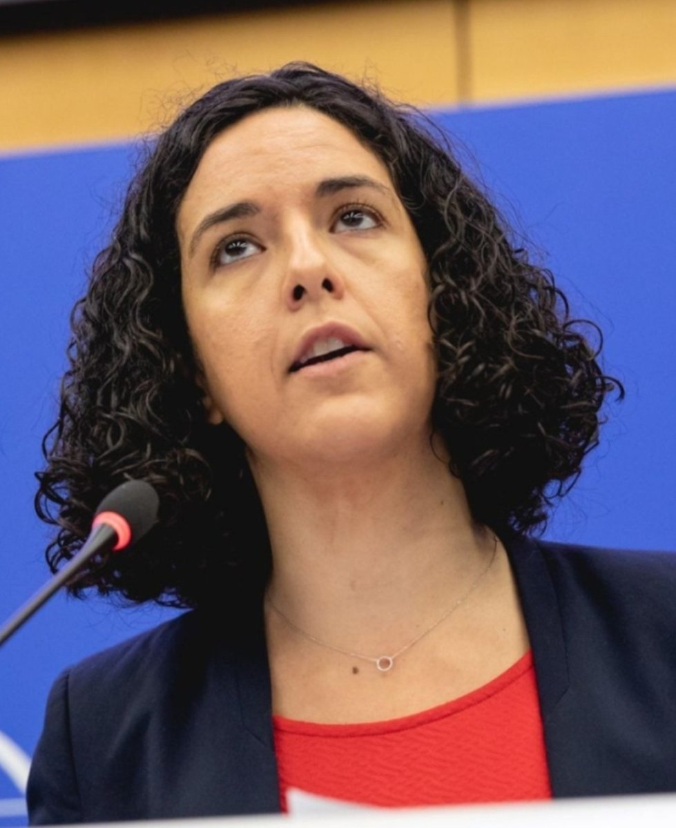 Yonathan_Arfi's tweet photo. Quand Manon Aubry réécrit l'histoire d'Alfred Nakache, l'un des plus grands nageurs français

Hier, @ManonAubryFr a invoqué la mémoire d'Alfred Nakache, mon grand-oncle, pour faire la leçon à Léon Marchand, coupable à ses yeux de ne pas vouloir mêler sport et politique.

Mais Manon Aubry choisit de réduire l'histoire d'Alfred Nakache à celle d'un nageur « antifasciste résistant ». Pas un mot sur le fait qu'il était juif et qu'il a été déporté.

Cette manipulation n'est pas nouvelle : après guerre, l'Union Soviétique réduisait déjà les Juifs exterminés par les nazis durant la Shoah à des "antifascistes".

Effacer la judéité d'Alfred Nakache n'est pas un oubli, c'est une méthode : garder du Juif persécuté ce qui sert le récit de LFI, taire ce qui dérange.

Alors rappelons à Manon Aubry ce qu'elle a préféré taire.

Alfred Nakache était juif et c'est parce que juif qu'il a été exclu des compétitions puis déporté le 20 janvier 1944 par le convoi 66 à Auschwitz, où il a perdu sa femme Paule et sa fille Annie, âgée de deux ans.

N'en déplaise à Manon Aubry, Alfred Nakache était même sioniste ! Il a représenté la France aux Maccabiades de 1935 à Tel Aviv, les "Jeux olympiques du monde juif" où il remporta une médaille d'argent.

L'engagement d'Alfred Nakache ne se découpe pas à la convenance d'un parti. Sa mémoire mérite la vérité entière. Ou le silence.
