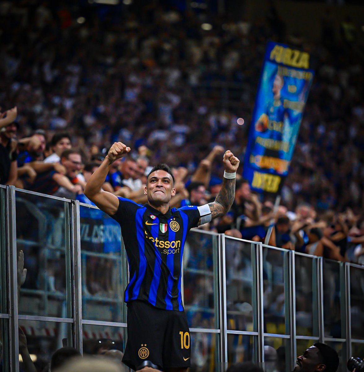 ArchivoLautaro's tweet photo. Clubes tentadores. Propuestas millonarias. Pero hay algo que no se compra: sentido de pertenencia.

Ser la bandera. El líder. El capitán. El símbolo de una ciudad.

Lautaro e Inter. Inter y Lautaro. Un mismo corazón. 🖤💙 https://t.co/23D5Cf1sbw