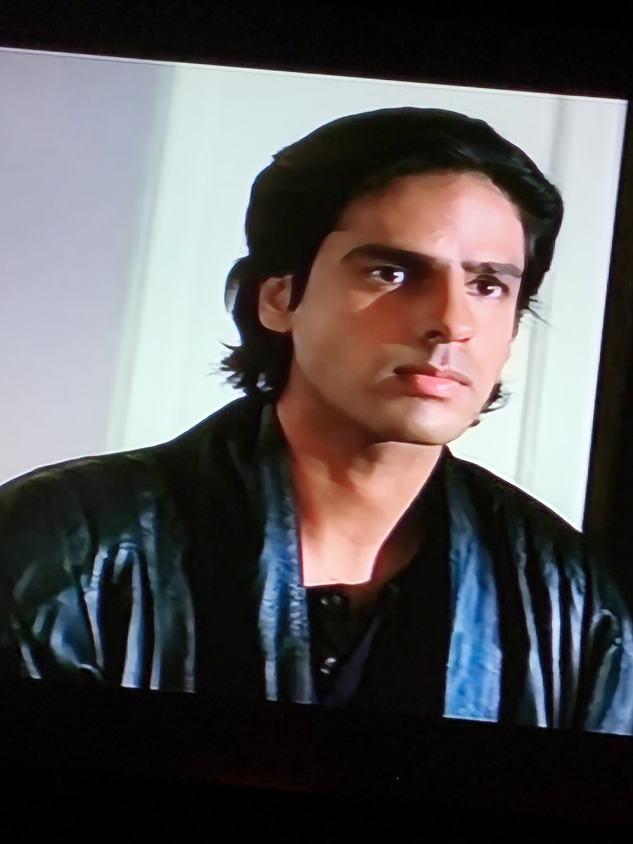 pvrcircle's tweet photo. I was watching a movie and this character caught my attention 😂

@priymrj , there’s something about him that looks very similar to you. Had to capture it 😭

PS: He’s the main character, I guess 😂 https://t.co/Rgb8DCg2ZC