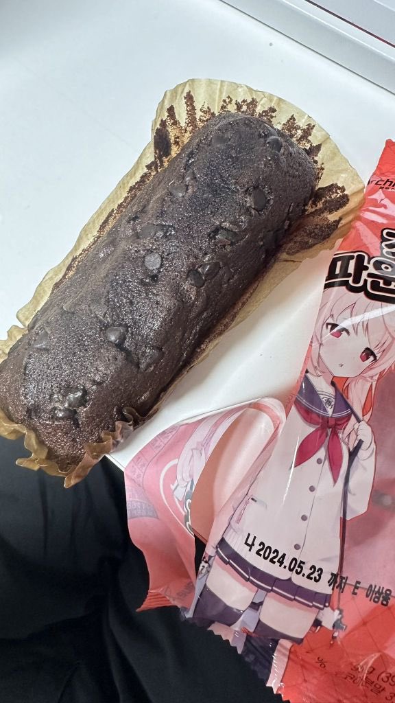 TrinityCustode's tweet photo. I had no idea Natsu could lay logs like that 😳 https://t.co/IZReyGvI7X