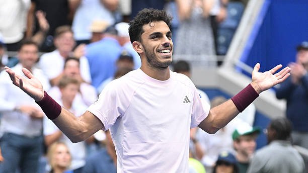 TomasRodriguezC's tweet photo. 🇦🇷HISTÓRICO TRIUNFO🇦🇷

Fran Cerúndolo remontó ante Taylor Fritz y sigue en el US Open.

Fue 3-6, 4-6, 6-3, 6-4 y 6-4 yendo de menos a más y a puro carácter para bajar a otro Top 10.

Salta virtualmente al 22° del mundo (+3) y se suma a Tomás Etcheverry en octavos de final. https://t.co/f3ROuYWgzp