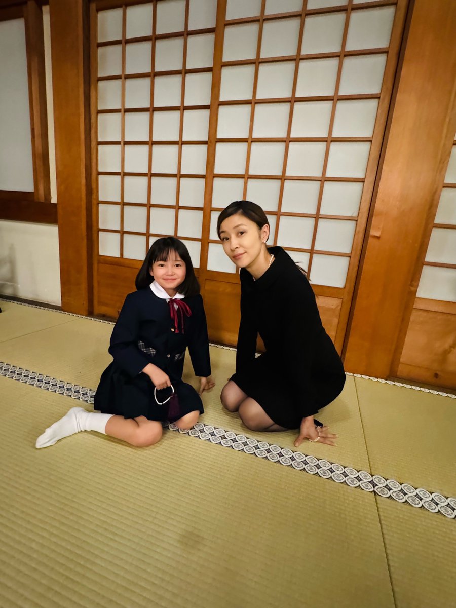 kokuhaku_ntv's tweet photo. 25年前…
サユリ（水野美紀）が幼い麻里子（大井咲）に
亡くなった実の母・恭子の秘密を伝えていた…？
◾️𝐨𝐟𝐟 𝐬𝐡𝐨𝐭◾️ 

この回想シーンは…
▼TVerで配信中/ 8話タイムコード 23:00〜
https://t.co/Redj53mKLy

▼Huluほかでこれまでの全話配信中
https://t.co/zy3JfpuAzT

#土ドラ告白 主演：松村北斗
次回【9話】𝟗月𝟏𝟐日(土)よる𝟗時