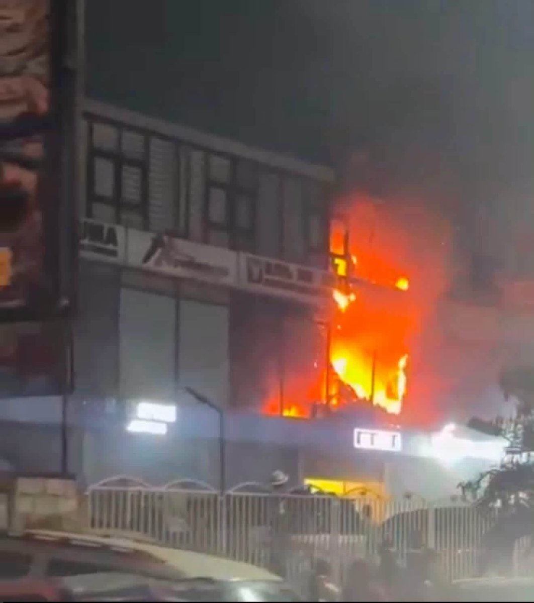 BeniBiken's tweet photo. Une ville comme #Kinshasa, qui dispose de trop peu de camions de lutte contre les incendies, d’un nombre insuffisant d’ambulances et de moyens sanitaires d’urgence pour intervenir efficacement et sauver des vies, reste particulièrement vulnérable face aux catastrophes. https://t.co/0tTJIQLxrq