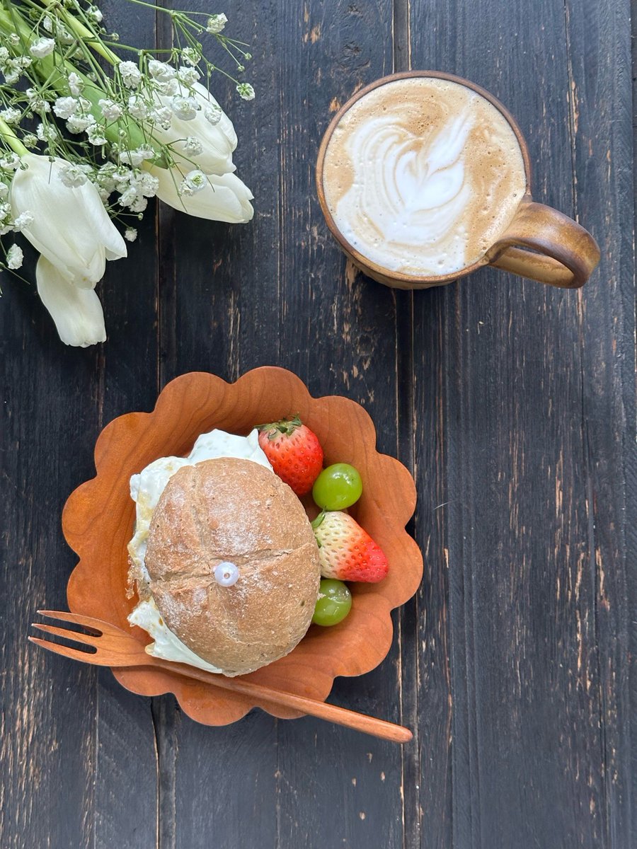 hsksjsb's tweet photo. Lazy Sunday brunch vibes: fluffy scrambled eggs with a sprinkle of chives, fresh strawberries, and a warm slice of toast , perfect slow start to the week! https://t.co/LjCOD0rEog