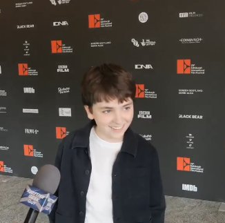 11PINZA's tweet photo. "Ginny miró a Harry, y ambos se volvieron para ocultar la risa en el momento en que Percy se acercó sacando pecho (para que ella no pudiera dejar de notar la insignia
reluciente) a una chica de pelo largo y rizado" https://t.co/AWko7QbYgq