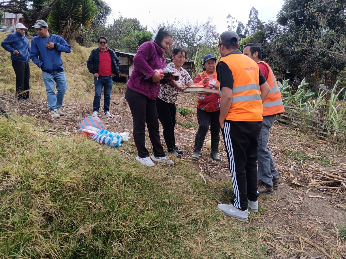 OOPPCuenca's tweet photo. 🤝 Gracias por las muestras de cariño

Los moradores del sector El Verbo de la parroquia Nulti, les brindaron un refrigerio al equipo de Obras Públicas, porque detrás de cada jornada de trabajo hay maquinistas, obreros, inspectores e  ingenieros 👷, que dejan su esfuerzo  💪 https://t.co/JIWbwQ5Gzn