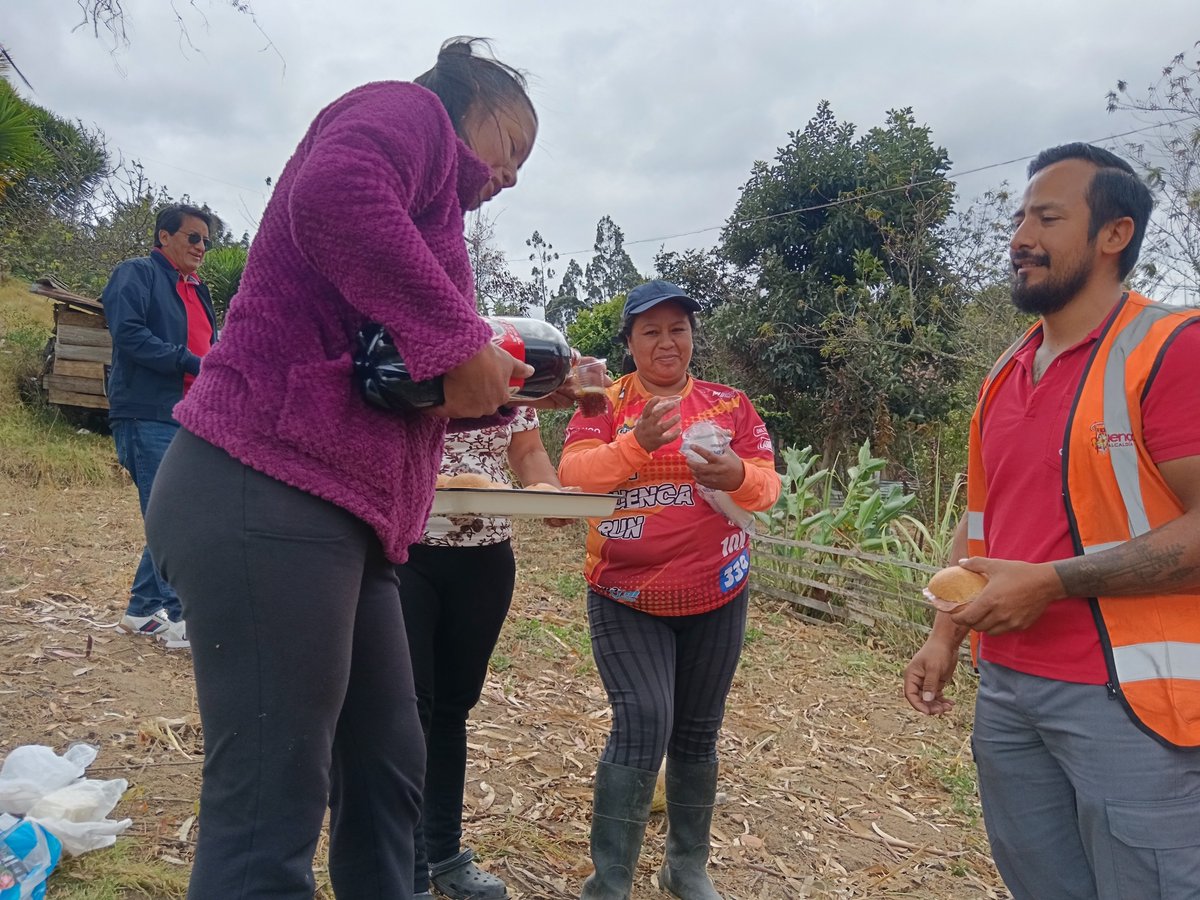 OOPPCuenca's tweet photo. 🤝 Gracias por las muestras de cariño

Los moradores del sector El Verbo de la parroquia Nulti, les brindaron un refrigerio al equipo de Obras Públicas, porque detrás de cada jornada de trabajo hay maquinistas, obreros, inspectores e  ingenieros 👷, que dejan su esfuerzo  💪 https://t.co/JIWbwQ5Gzn