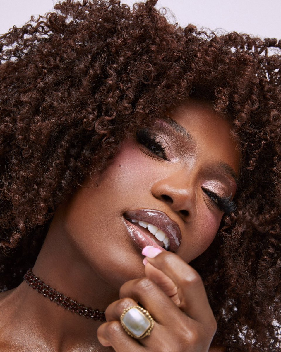 MakeupxChelsea's tweet photo. My liner is the best brown! Brownie beatsss on the lips https://t.co/7so0thfvkb