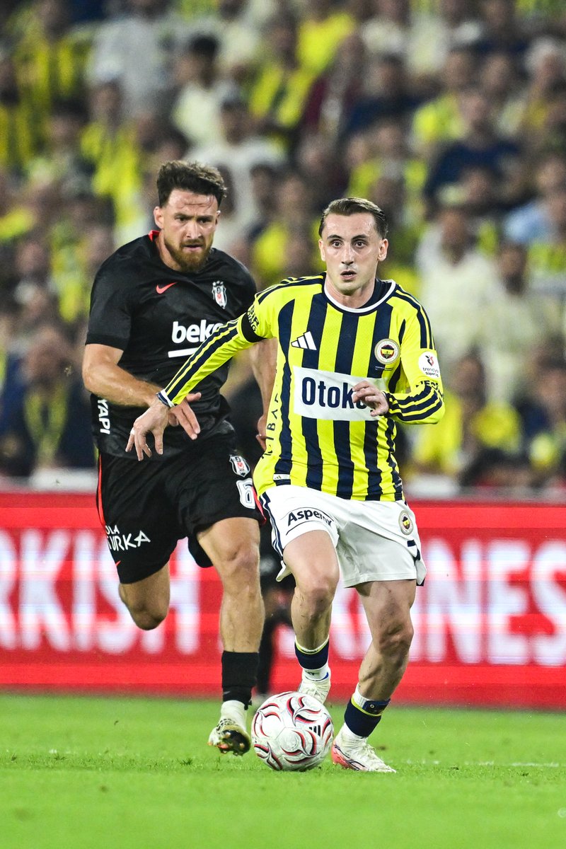 trtspor's tweet photo. 🗣️Kerem Aktürkoğlu: Dört hafta oldu galiba, dört haftadır Süper Lig'de hakemleri konuşuyoruz. Penaltı pozisyonumu tüm Türkiye görmüştür, kendisi görmediğini söyledi. VAR'dan gelen bilgi topun dışarıda olduğu. Ben tekrarına baktım, içeride. https://t.co/dox03SKNBU