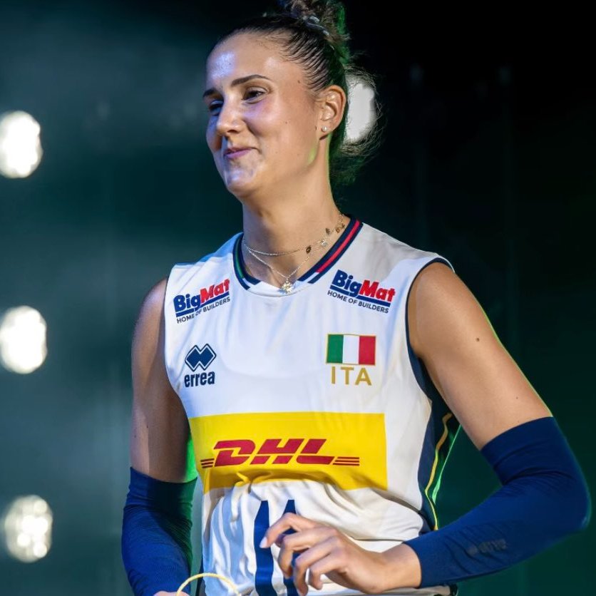 gibbybaris's tweet photo. 🎙️ Anna Danesi, Türkiye ile final maçına dair:

Şakası yok. Salon tamamen dolacak.

Ama salon tamamen dolduğunda işlerin çoğu zaman nasıl sonuçlandığını da hatırlıyoruz. 

Finalde olmayı hak ettiğini gösteren bir takıma karşı çok güzel bir maç olmasını diliyorum.

🗞️ Volleyballit https://t.co/z9VVCmUNjt