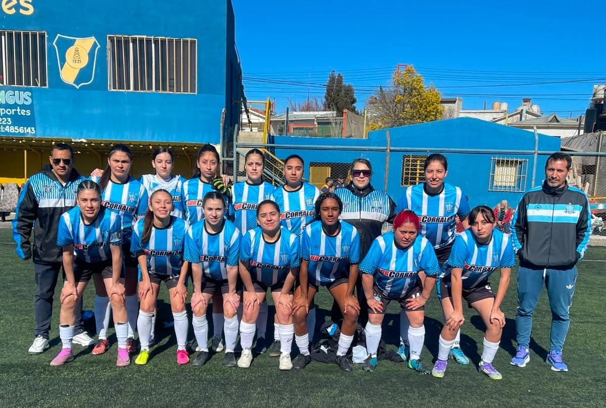 ElenaMo40284501's tweet photo. #RioMayo⭐⭐⭐ #Chubut
#AFA #CFFA
#TorneoRegionalFederalAmateur 2026
#ClubRioMayo
⚽Finalizó el partido (vuelta)de la 1ra Division Femenina del Club Rio Mayo 0 Vs. el Club Talleres 4-
Arbitros: Galleguillo, Jonatan Luis
Asis1: Cabrera Benitez, Daniel Alberto
Asis2: Moreyra, Hugo https://t.co/4nLBkvikYH