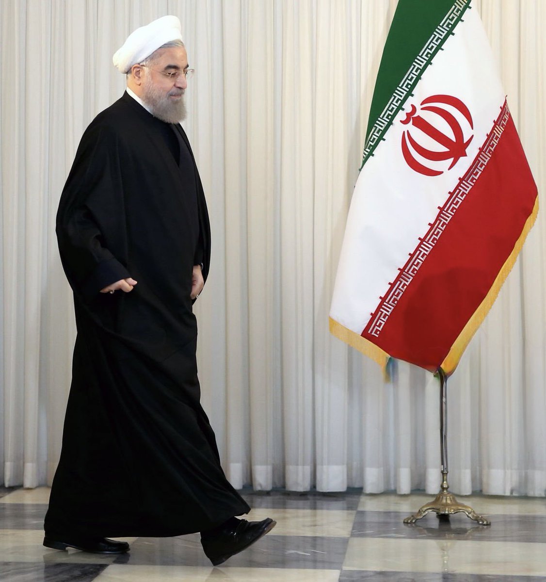 mypersia11's tweet photo. من، سیدعلیرضا مستوفی، نه در مقام یک شهروند «افغانستانی» و نه یک شهروند «کشمیری» که بخواهد برای ایران تعیین تکلیف کند، بلکه به‌عنوان یک شهروند ایرانی، برای ایران در کنار «حسن روحانی» می‌ایستم و از مسعود پزشکیان، رئیس‌جمهور ایران، می‌خواهم برای پایان عزتمندانه این جنگ اقدام کند.

وقت آن رسیده است که تصمیم درباره سرنوشت ایران را به ایرانیانی بسپاریم که دلشان برای خود ایران می‌تپد.

ایران را دریابیم، ایرانمان در خطر است.