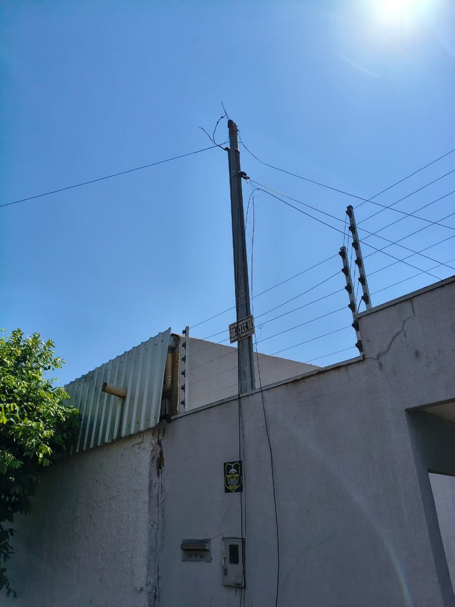 marcossensor's tweet photo. @grupoequatorial Boa tarde. Várias solicitações realizadas e nada. 28 horas sem energia. Depois do temporal, contatos  pelos canais e até hj nada. Risco a vida com fiação energizada. Descaso da equatorial com a situação. Bombeiros informaram perigo de choque no poste.Uc:10019393740
Anápolis -GO. https://t.co/ADLAc2UX8K