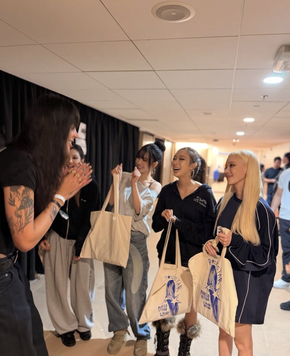aespabra's tweet photo. Simplesmente, encantada com esse timing! Pabllo vittar postou mais sobre a interação que teve com o aespa.

#aespa #에스파 @aespa_official https://t.co/YQEWDtJFyP