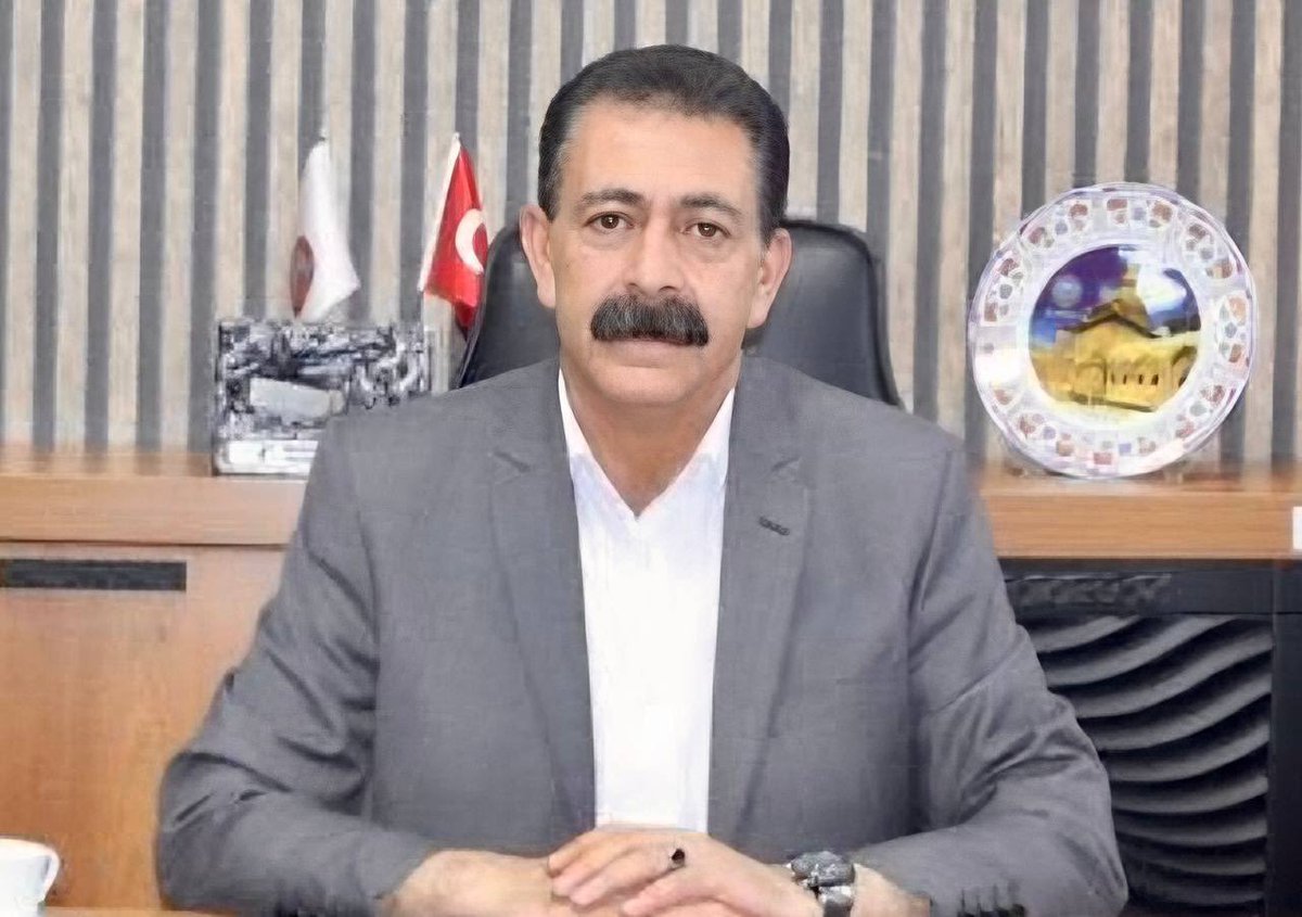 gulderenvarli's tweet photo. Bi xemgîniyeke mezin me wefata hevşaredarê Agiriyê, Mehmet Akkûş, bihîst.

Mehmet Akkûş bi xebat û dilsozîya xwe ji bo gelê Agiriyê xizmet kir. Wefata wî ji bo gelê Agiriyê û hemû kesên ku ew nas dikirin, windahiyeke mezin e.

Emê rêhevalê xwe her tim bi rûnermî û dilsoziya wî bi bîr bînin.

Ji malbat û hezkiriyên wî re sebir,hêz û sersaxiyê dixwazin. 

Oxir be!

#MehmetAkkuş