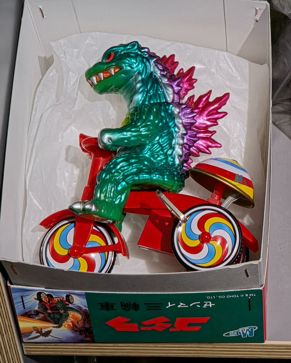 SoKfa_ce's tweet photo. I LOVE kaiju doing not kaiju things. Like... riding tricycles, chilling in rocking chairs and driving cars; I find the juxtaposition to be *truly hilarious*.
1 of 4
#M1go
#Bullmark
#Charactics
#NeoPlayerOne https://t.co/fZ2lOgtPAV