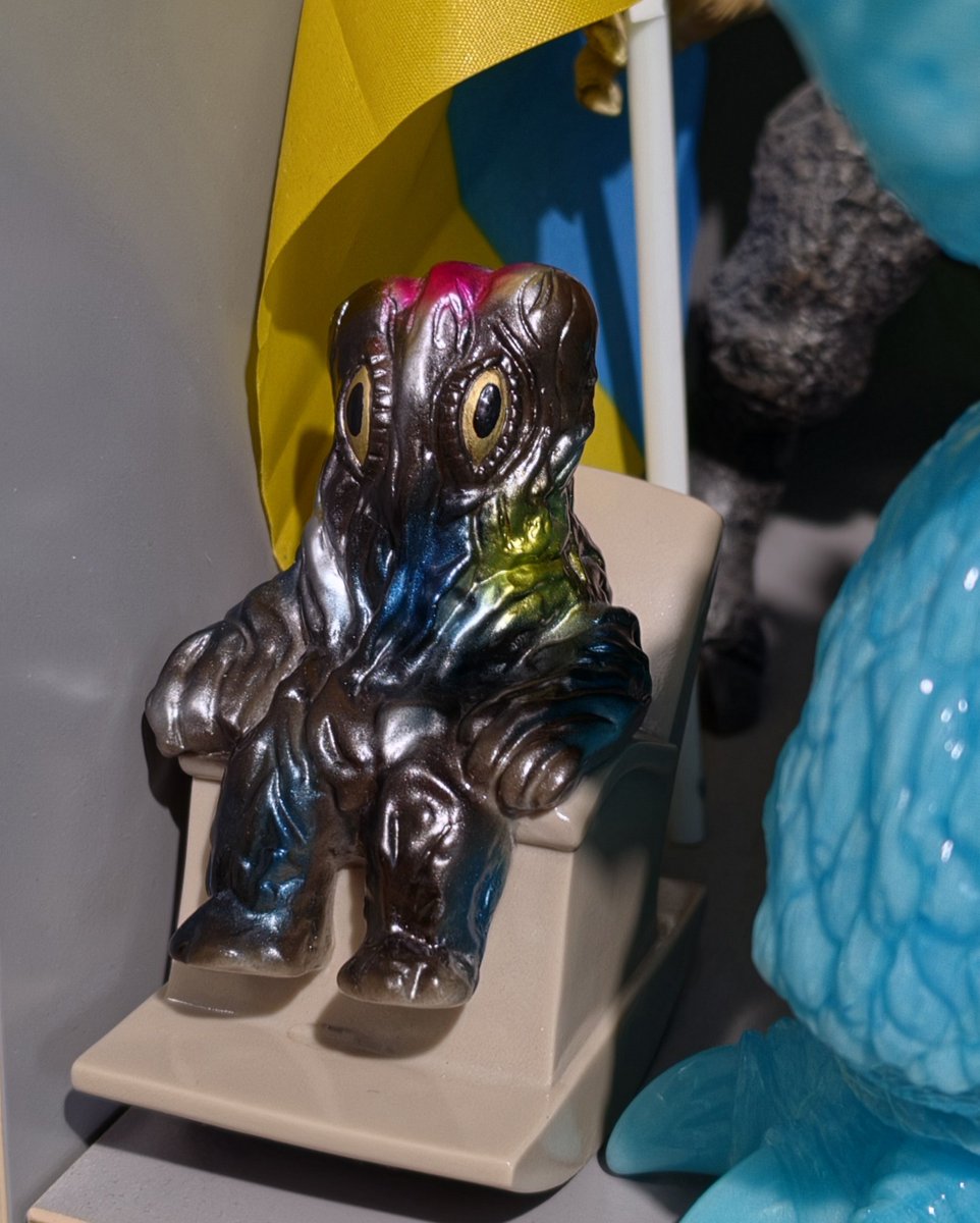 SoKfa_ce's tweet photo. I LOVE kaiju doing not kaiju things. Like... riding tricycles, chilling in rocking chairs and driving cars; I find the juxtaposition to be *truly hilarious*.
1 of 4
#M1go
#Bullmark
#Charactics
#NeoPlayerOne https://t.co/fZ2lOgtPAV