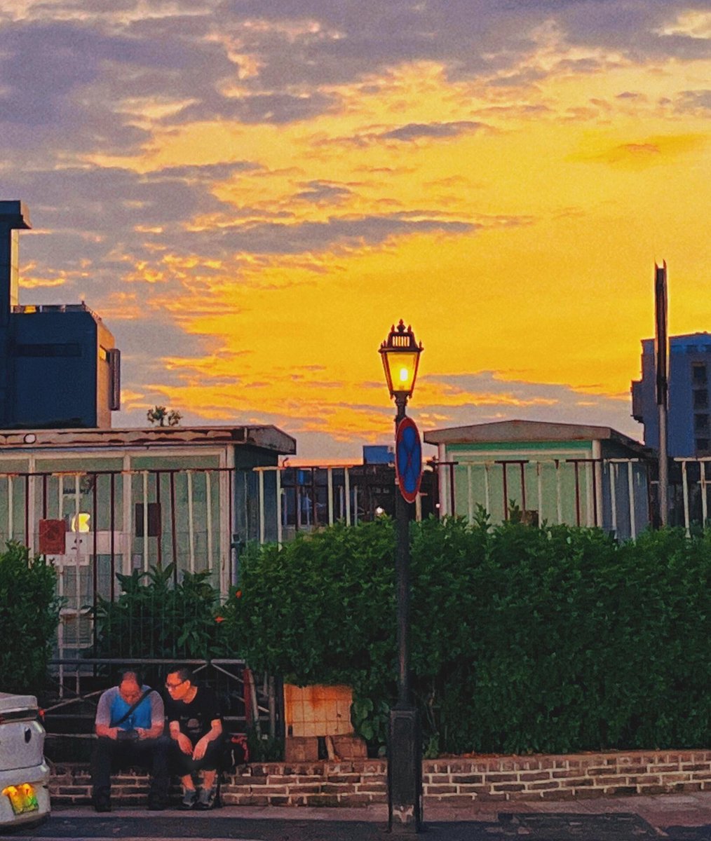 DeryaDogan0lsh's tweet photo. Sunset hues painting old brick walls, a stray cat napping at the café corner—this quiet street moment hits different https://t.co/fcJs2DgfNK