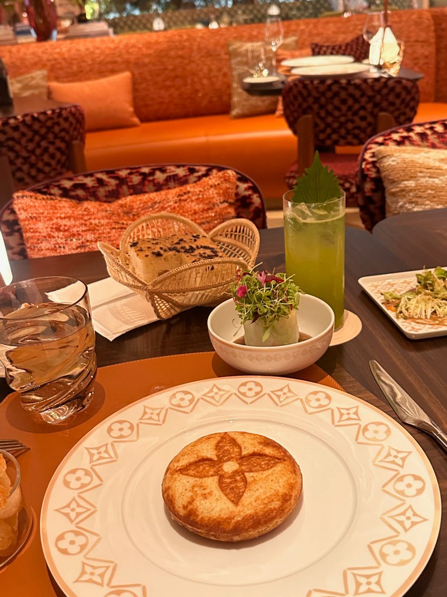 ioyrdkele's tweet photo. Serious check in at the LV restaurant 🍴
Two people ordered a sandwich, tacos, roast duck wraps, angel hair noodles, and a cake 
The portions didn t look that big, but we were absolutely stuffed. https://t.co/nQcdtu35DB