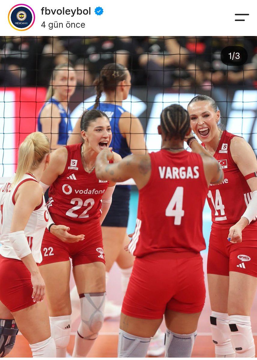 cimbomvolley's tweet photo. iki paylaşım, iki fark. kimlerin düşmanlığı, fanatizmi körüklediğini çok açık gösteriyor. galatasaray paylaşımında eda'dan rahatsız olan, saygısızlık yapan tek bir kişi yok. fenerbahçe paylaşımında yorumlar bildiğimiz gibi. https://t.co/CDXiFcAcSk