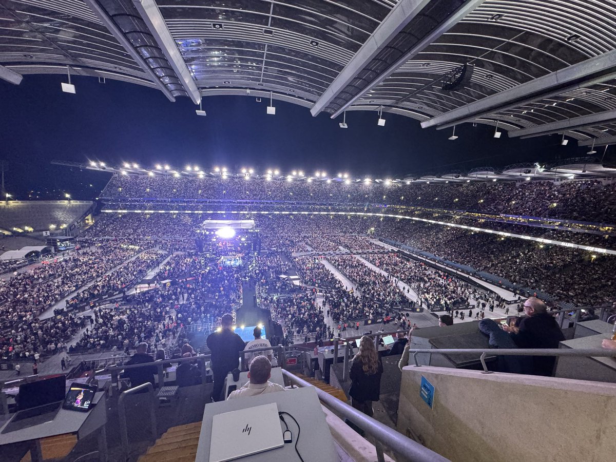 DonaghCorby_'s tweet photo. Conor McGregor deserves a night here before all is said and done! What an atmosphere for Katie Taylor 🇮🇪 https://t.co/EYxKGWr1DP