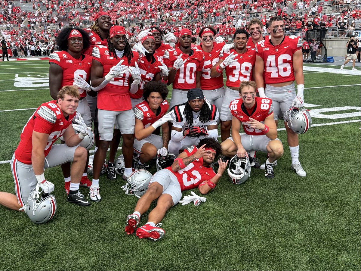 TomOrr4's tweet photo. Former Buckeye Diante Griffin was a popular guy after the game. https://t.co/QhzTqzYYNp