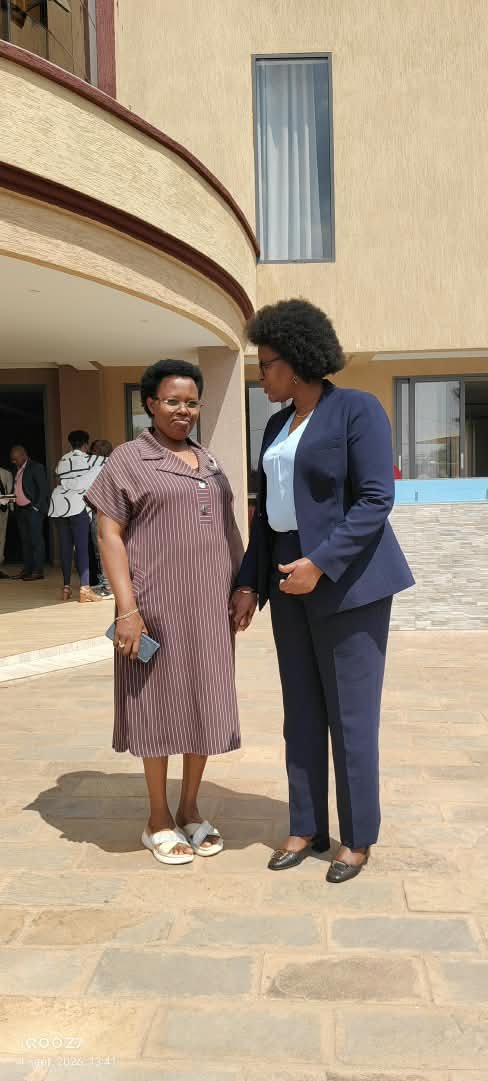 ButoyiEvelyne's tweet photo. Mon séjour dans la province de #Butanyerera m’a permis de découvrir de belles initiatives en faveur du développement touristique et de l'image attrayante de notre chère patrie #Burundi. J’ai eu le plaisir de visiter l’Hôtel Les Plateaux, en pleine expansion, avec de nouvelles infrastructures qui séduisent les visiteurs par la qualité de ses services et la beauté de ses espaces. Il s'agit d'une belle vitrine du potentiel touristique de la région