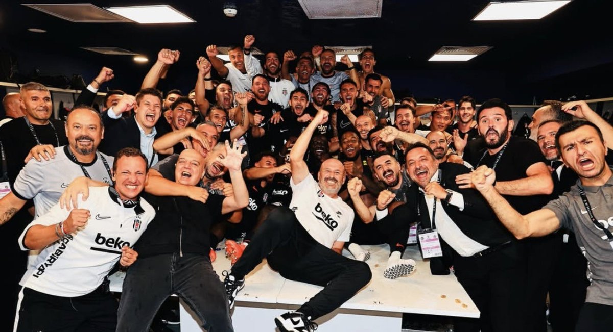 HaberKartali's tweet photo. Kadıköy'de galibiyet fotoğrafı.

#FBvBJK https://t.co/tVpHA1MrPe