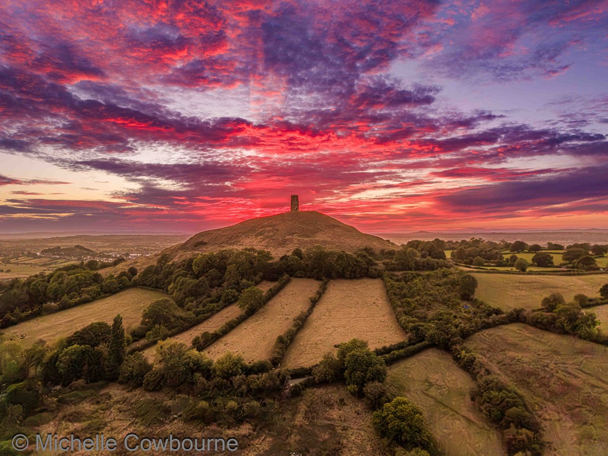 Glastomichelle's tweet photo. Absolutely stunning sky at sunset tonight in Glastonbury. 💜🩷 https://t.co/BirrJOP4xG