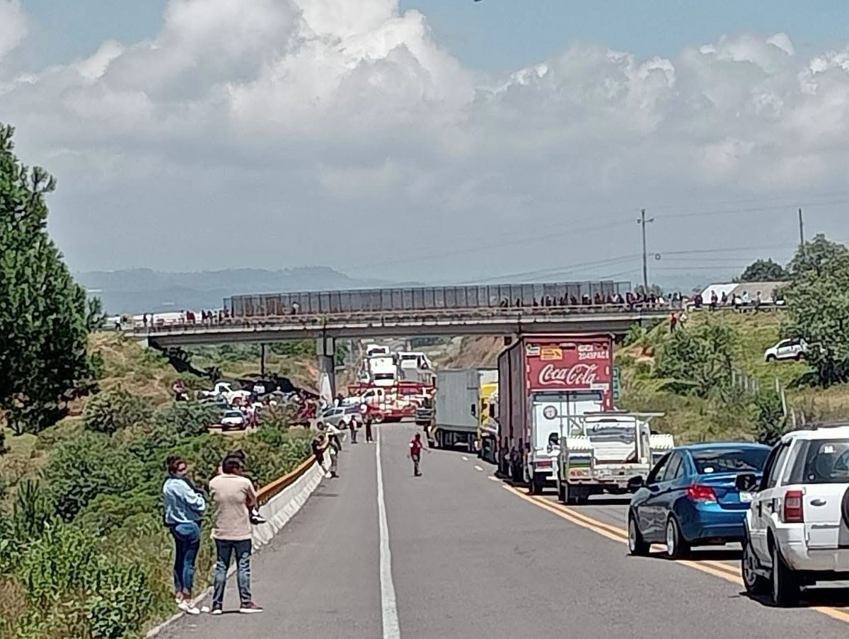 UniversalPuebla's tweet photo. #Ahora 🚨 Habitantes de Nanacamila bloquearon la autopista Tlaxco-Tejocotal y Ahuazotepec-Zacatlán para exigir la liberación de presuntos huachicoleros detenidos tras un operativo realizado duranta esta madrugada. https://t.co/25AJPji1u6