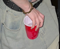 bittersuitezz's tweet photo. 🚨 GENTE? Billie Eilish é vista bebendo gin puro em evento e declara: “As bb quer gin” https://t.co/ZBouVydiNt