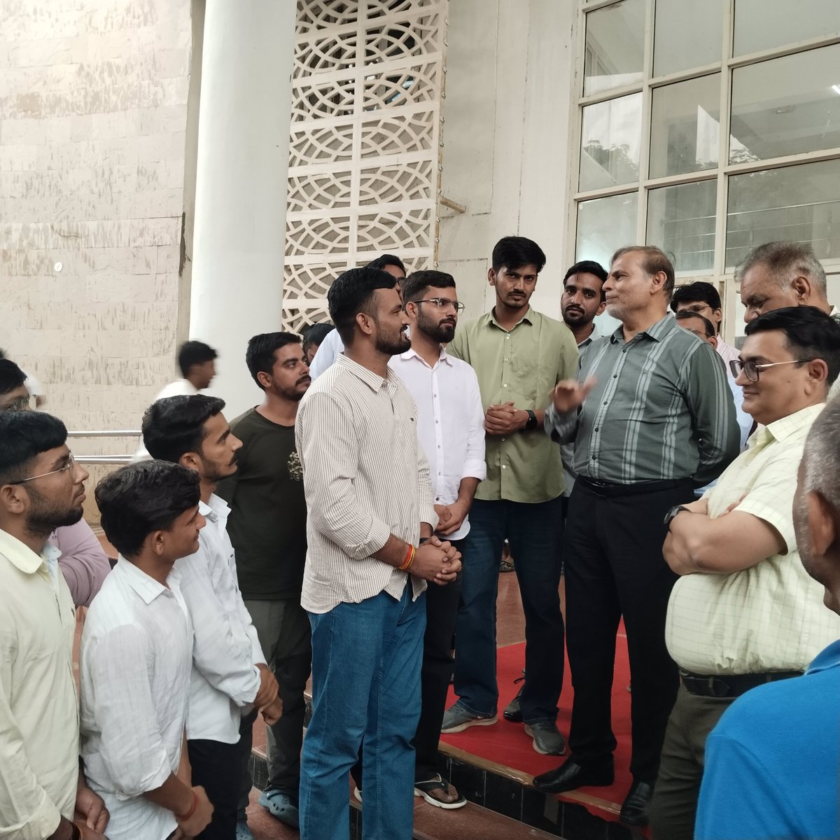 AbvpCuraj's tweet photo. एबीवीपी राजस्थान केंद्रीय विश्वविद्यालय इकाई के कार्यकर्ताओं ने एलजी इलेक्ट्रॉनिक्स कंपनी के CSR फंड के सहयोग से हॉस्टल में स्थापित स्मार्ट वाशिंग मशीन की सशुल्क सुविधा के उद्घाटन के दौरान कुलपति महोदय को ज्ञापन सौंपकर इसे विद्यार्थियों के लिए निःशुल्क करने की मांग की।
#abvpcuraj https://t.co/IOMjz53nas