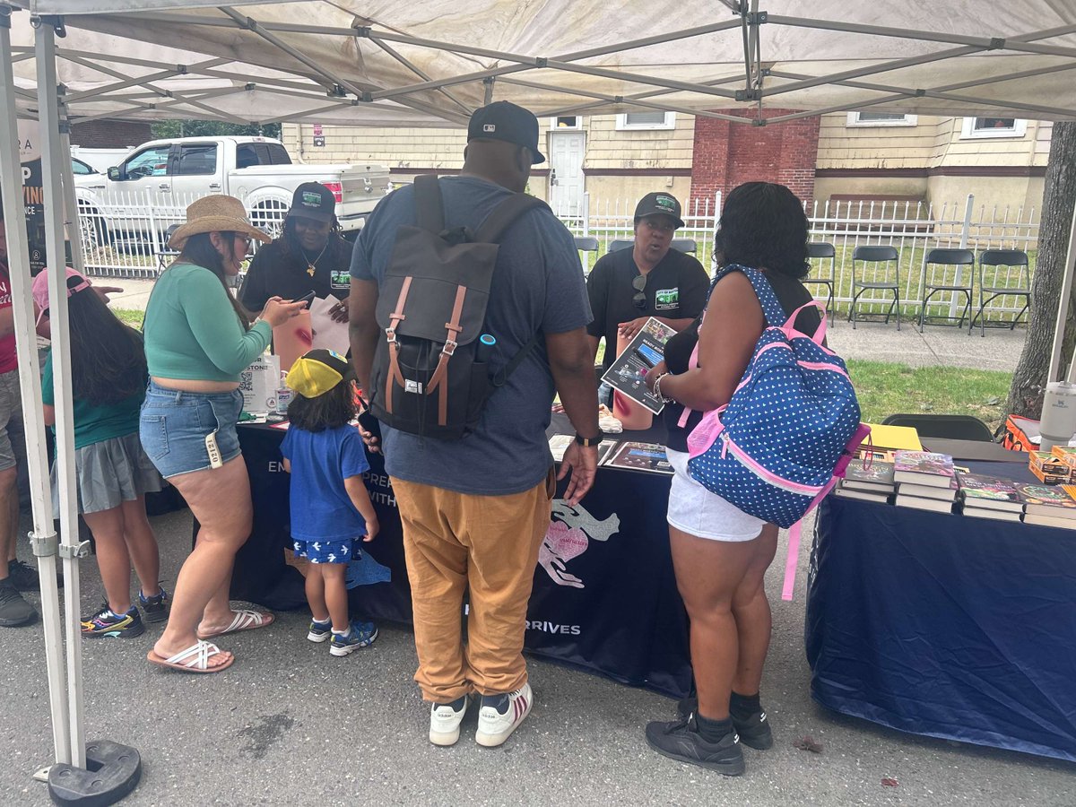 AlertBoston's tweet photo. Today members of our Boston CERT Team participated in the Pleasant St. Community Day to provide hands on demonstrations of Stop the Bleed techniques for attendees! #ReadyBoston #BOSTONCERT https://t.co/dABRB7ogLM
