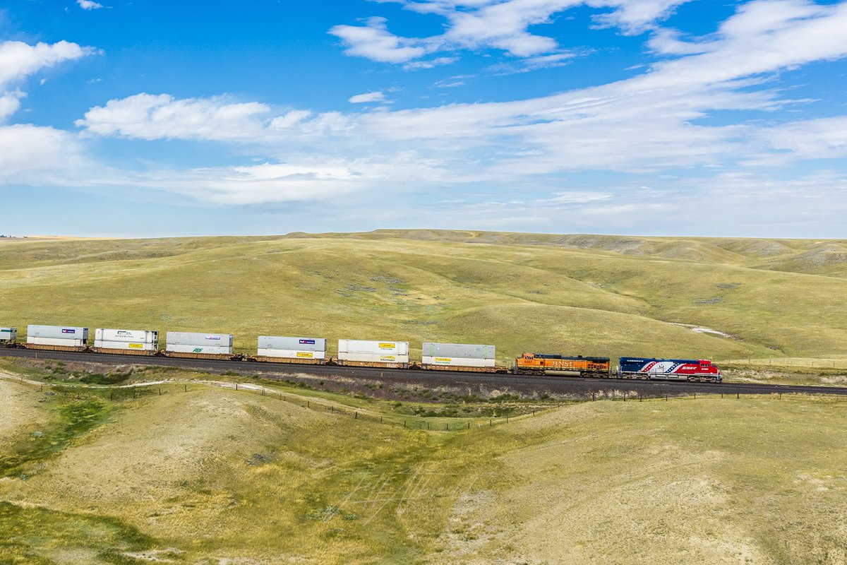 MontanaImgs's tweet photo. Locamotive BNSF2026, in honor of America’s 250th anniversary, running the Hi-Line in Montana https://t.co/DYv8gjMoeP