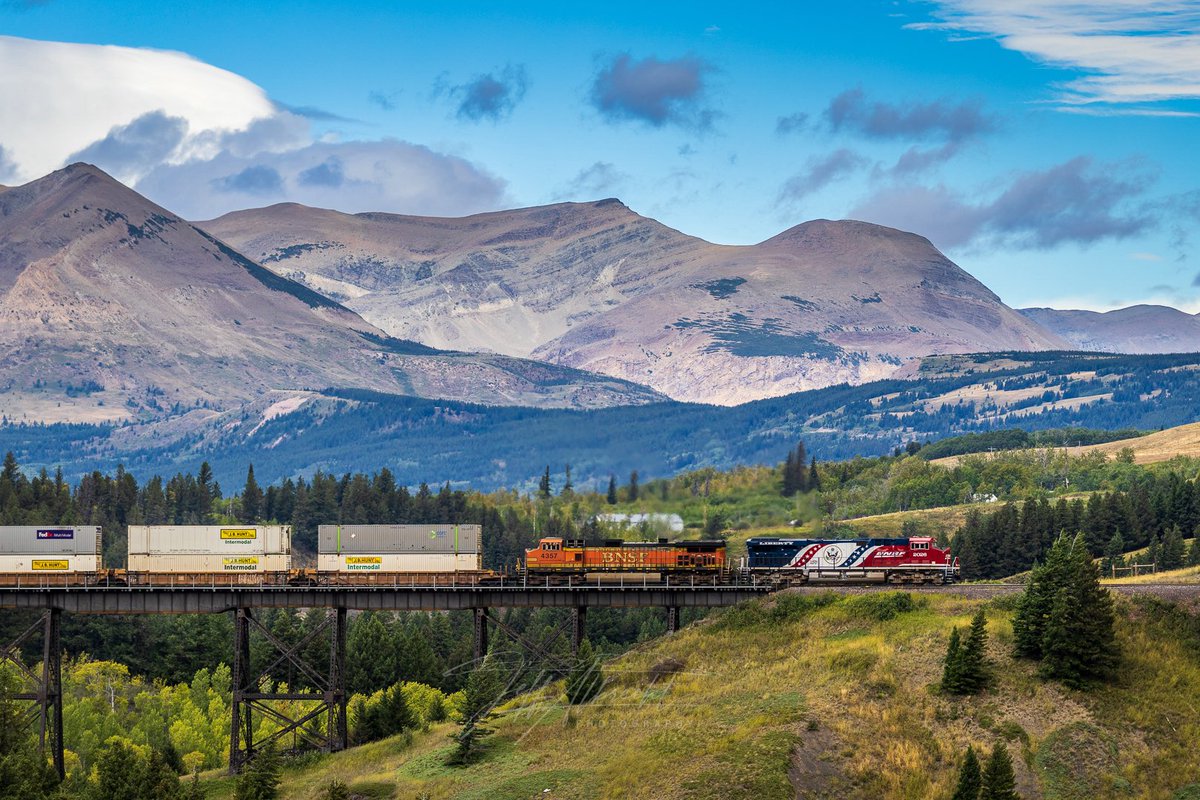 MontanaImgs's tweet photo. Locamotive BNSF2026, in honor of America’s 250th anniversary, running the Hi-Line in Montana https://t.co/DYv8gjMoeP
