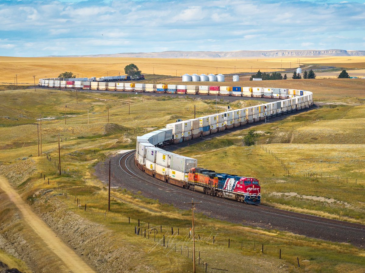 MontanaImgs's tweet photo. Locamotive BNSF2026, in honor of America’s 250th anniversary, running the Hi-Line in Montana https://t.co/DYv8gjMoeP