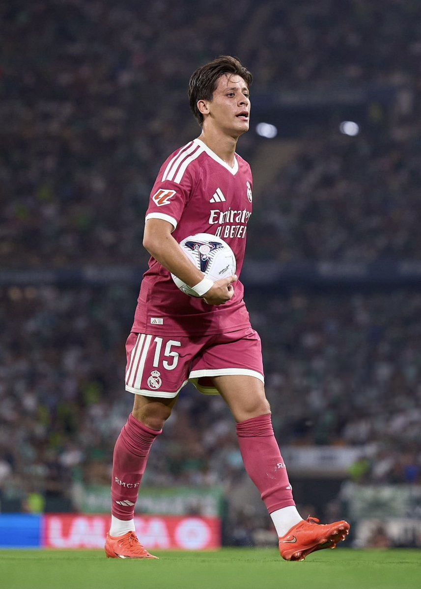 AdriRM33's tweet photo. 🚨 ARDA Güler es el cambio fácil del Real Madrid.

El turco, fue sacrificado de nuevo por Mourinho antes que Vinícius o Bellingham. Fue el madridista que más ocasiones creó y el segundo que recuperó más balones.

{ @diarioas } https://t.co/rHyo2BNXqb