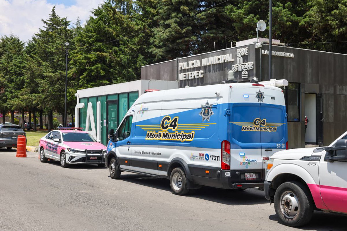 MetepecGobierno's tweet photo. Llegamos a Parque Providencia con Presidente en tu Calle. 🏡

Escuchamos, atendemos y acercamos soluciones directamente a las y los vecinos, con el Ayuntamiento trabajando en equipo.

Seguimos cerca de ti, trabajando por lo que te importa. https://t.co/BXRSQ8aV97