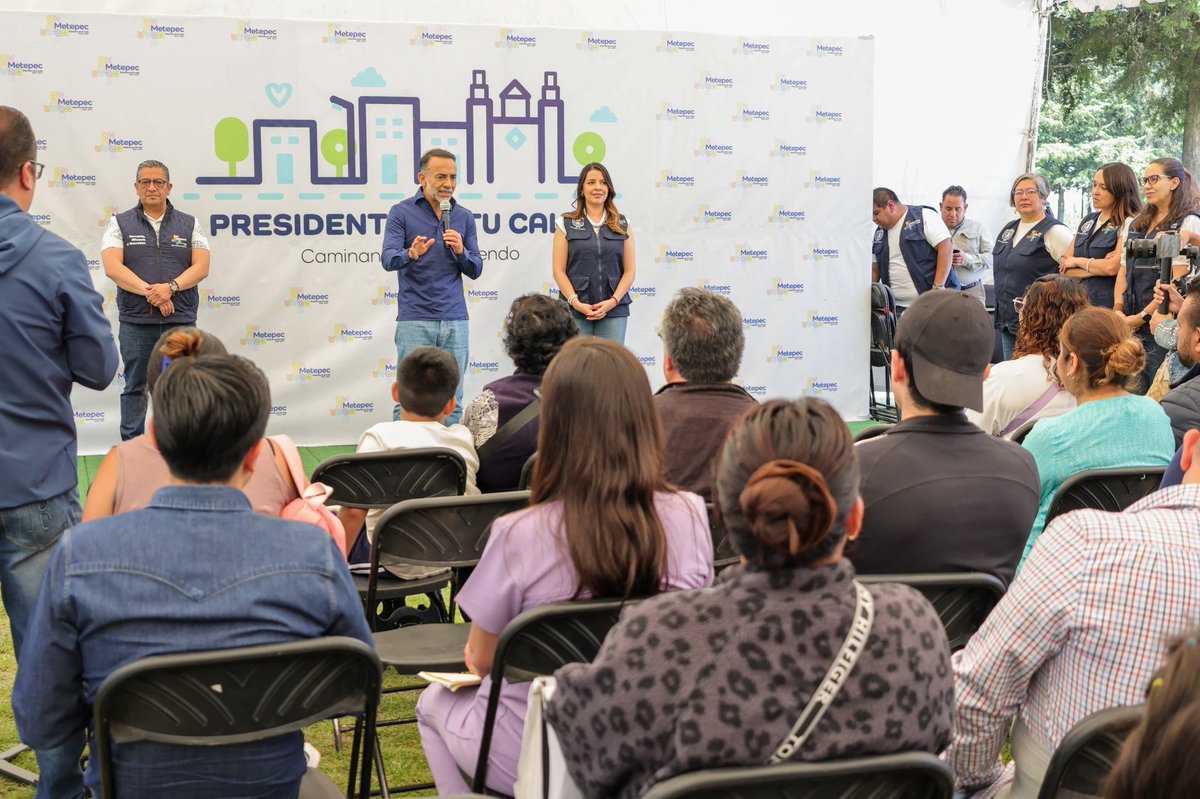 MetepecGobierno's tweet photo. Llegamos a Parque Providencia con Presidente en tu Calle. 🏡

Escuchamos, atendemos y acercamos soluciones directamente a las y los vecinos, con el Ayuntamiento trabajando en equipo.

Seguimos cerca de ti, trabajando por lo que te importa. https://t.co/BXRSQ8aV97