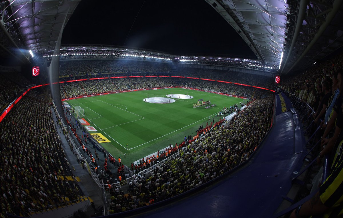 ajansfenercom's tweet photo. Fenerbahçe-Beşiktaş maçının ikinci yarısında kalp krizi geçiren bir Fenerbahçe taraftarı, yapılan tüm müdahalelere rağmen hayatını kaybetti.

(🔗@hazalpalavar) https://t.co/Oz244zgdKx