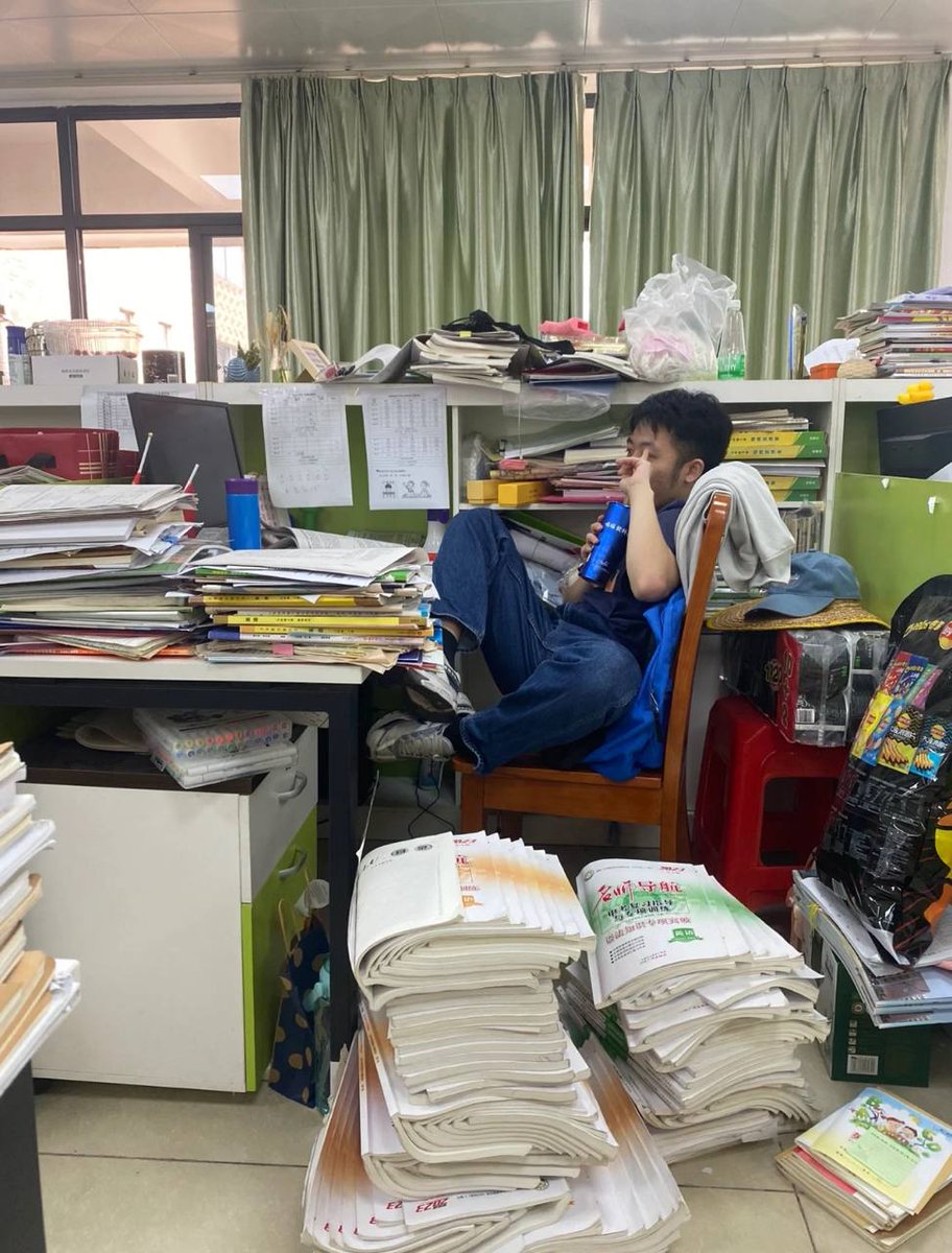 MOONBERKS's tweet photo. 学生眼里的我们：
成熟、稳重、一本正经。

办公室门一关：
聊八卦、聊感情、聊生活，
笑点一个比一个低。

后来发现，
上班最幸运的事情之一，
大概就是遇到几个既能一起认真工作，
又能一起说废话的同事。 https://t.co/OVL723UaNQ