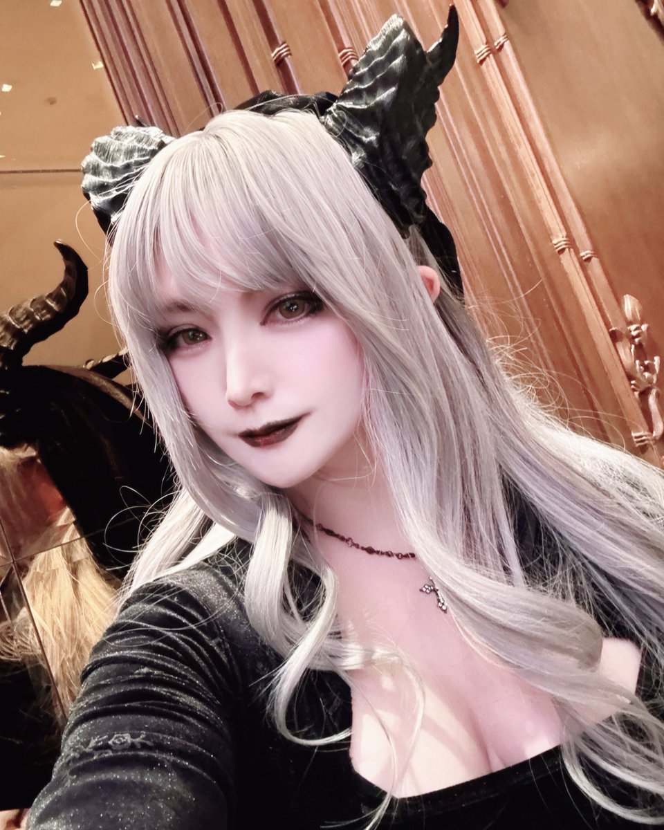 michal666jp's tweet photo. おはよー😈✨

今日は【#黒の日 】🐦‍⬛☕️🖊️🌑

ゴシックやメタルが好きな人には
超お馴染みの色🖤
黒い服と合わせるなら、何色のアイテムがいい？
全部黒？それとも差し色を使う？
私は全部黒www

今日の呪文は🪄
『善い人とは、強い人たちのことではなく、誠実な人たちのことである』

素敵な日曜日になぁれ🪄