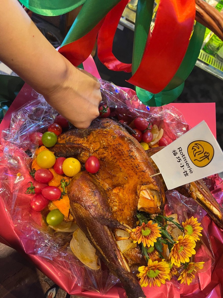 cati_pereyra1's tweet photo. Thanksgiving Special: Roasted Turkey with Cranberry Sauce , creamy mashed potatoes u0026 warm pumpkin pie—limited time only! Grab your platter before they’re gone! #ThanksgivingFeast https://t.co/3XKNFOFwvR