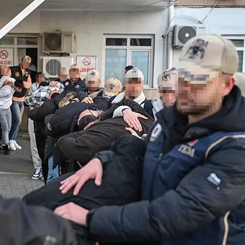 sagcigazete's tweet photo. DOĞRULANMAYAN İDDİA:

Türkiye’nin Suriye’de yüksek riskli bir istihbarat operasyonu gerçekleştirdiği öne sürüldü.

Global basında yer alan iddialara göre, Türk istihbaratı Suriye’de Mossad adına faaliyet gösteren eğitimli ajanlara yönelik operasyon düzenledi.

İddiaya ilişkin Türk makamlarından henüz resmi bir açıklama yapılmadı.