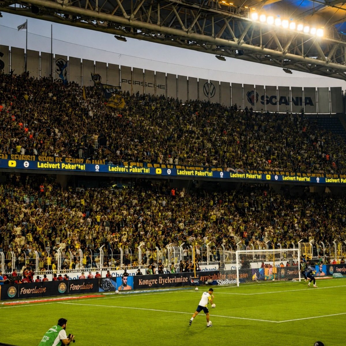 TekYolFener's tweet photo. Fenerbahçe - Beşiktaş maçının ikinci yarısında kalp krizi geçiren bir Fenerbahçe taraftarı, yapılan tüm müdahalelere rağmen hayatını kaybetti. (Hazal Palavar) https://t.co/i2lV6t77e2